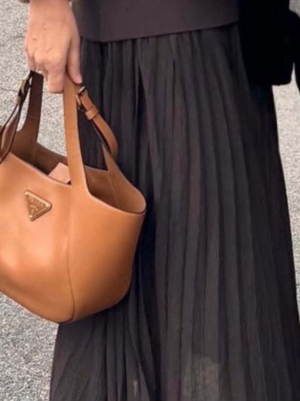 Prada Tan Leather Shoulder Bag with Gold Logo - Picture 4 of 6